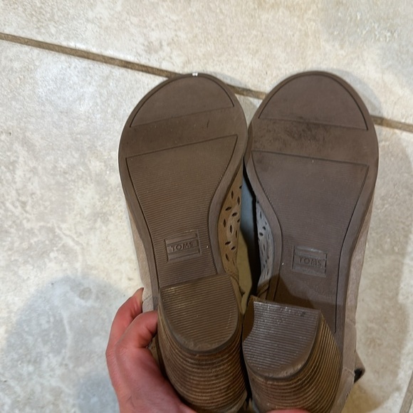 Tom’s Tan Suede Majorca Stacked Heel Perforated Booties Boots 9 - Picture 8 of 8